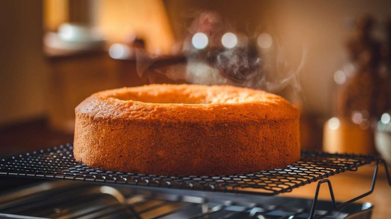 L&rsquo;erreur de ne pas laisser refroidir un gâteau avant de le démouler, ce qui le casse une fois sur deux
