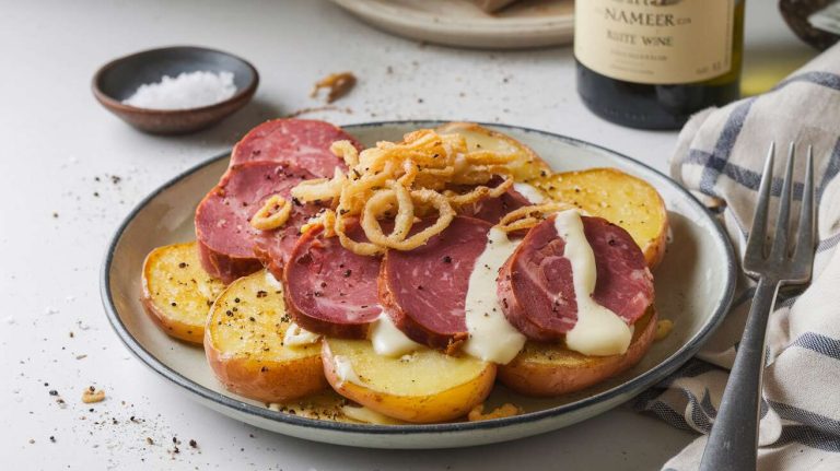Un plat unique en 25 minutes ? Cette poêlée de pommes de terre, saucisse de Morteau et cancoillotte