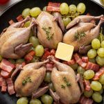Cailles aux raisins frais et lardons : recette savoureuse