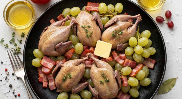 Cailles aux raisins frais et lardons : recette savoureuse