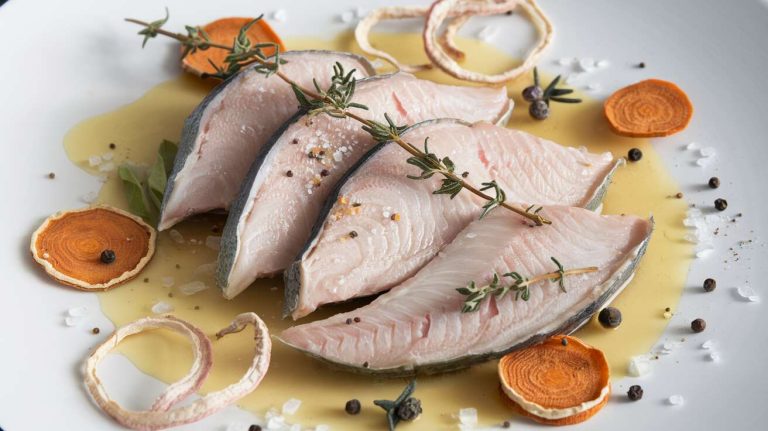 Merlu au court-bouillon : recette facile et savoureuse