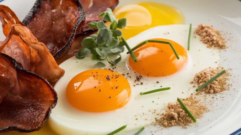 Oeufs Cocotte aux Lardons : recette Savoureuse et Facile à Réaliser