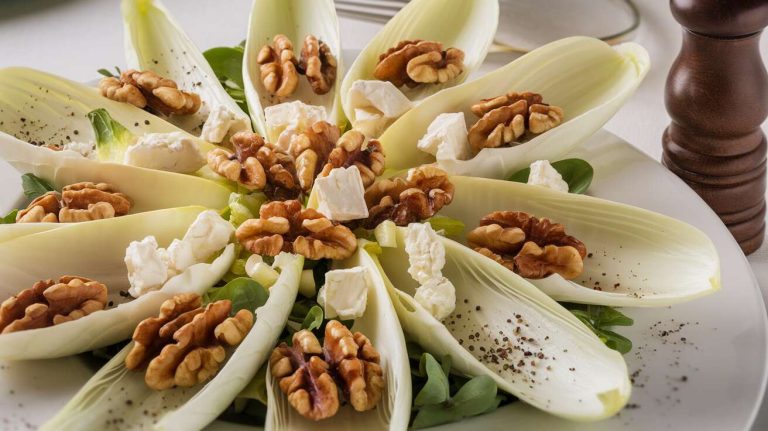 Salade d&rsquo;endives aux noix et Roquefort : recette gourmande