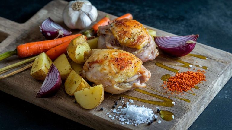 Cuisses de poulet et légumes rôtis au four : recette savoureuse