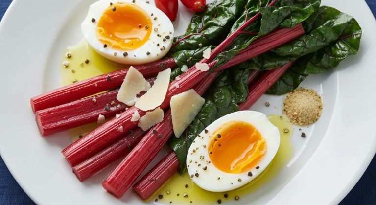 Côtes de blettes à l'œuf : recette facile et savoureuse