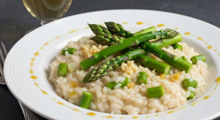 Le secret d'un risotto aux asperges bien crémeux, c'est d'utiliser l'eau de cuisson des asperges pour le bouillon